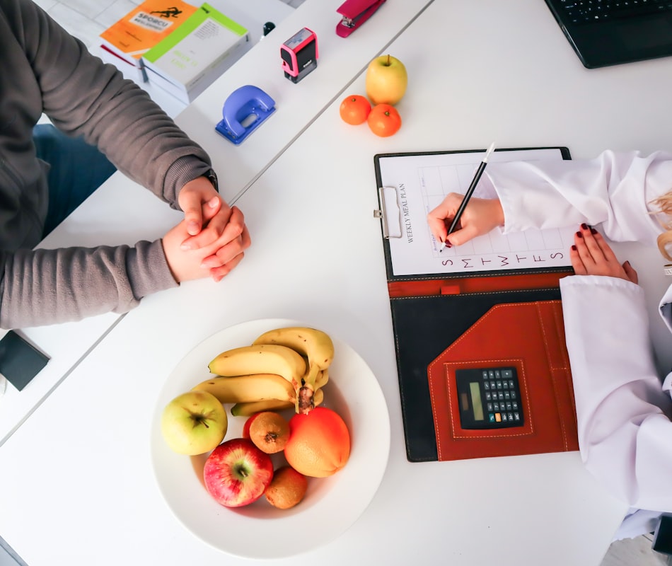 Masă sănătoasă cu alimente integrate și colorate